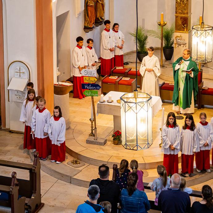 Familiengottesdienst mit Mini-Einführung und Verabschiedung von Gemeindereferentin Martina Keller