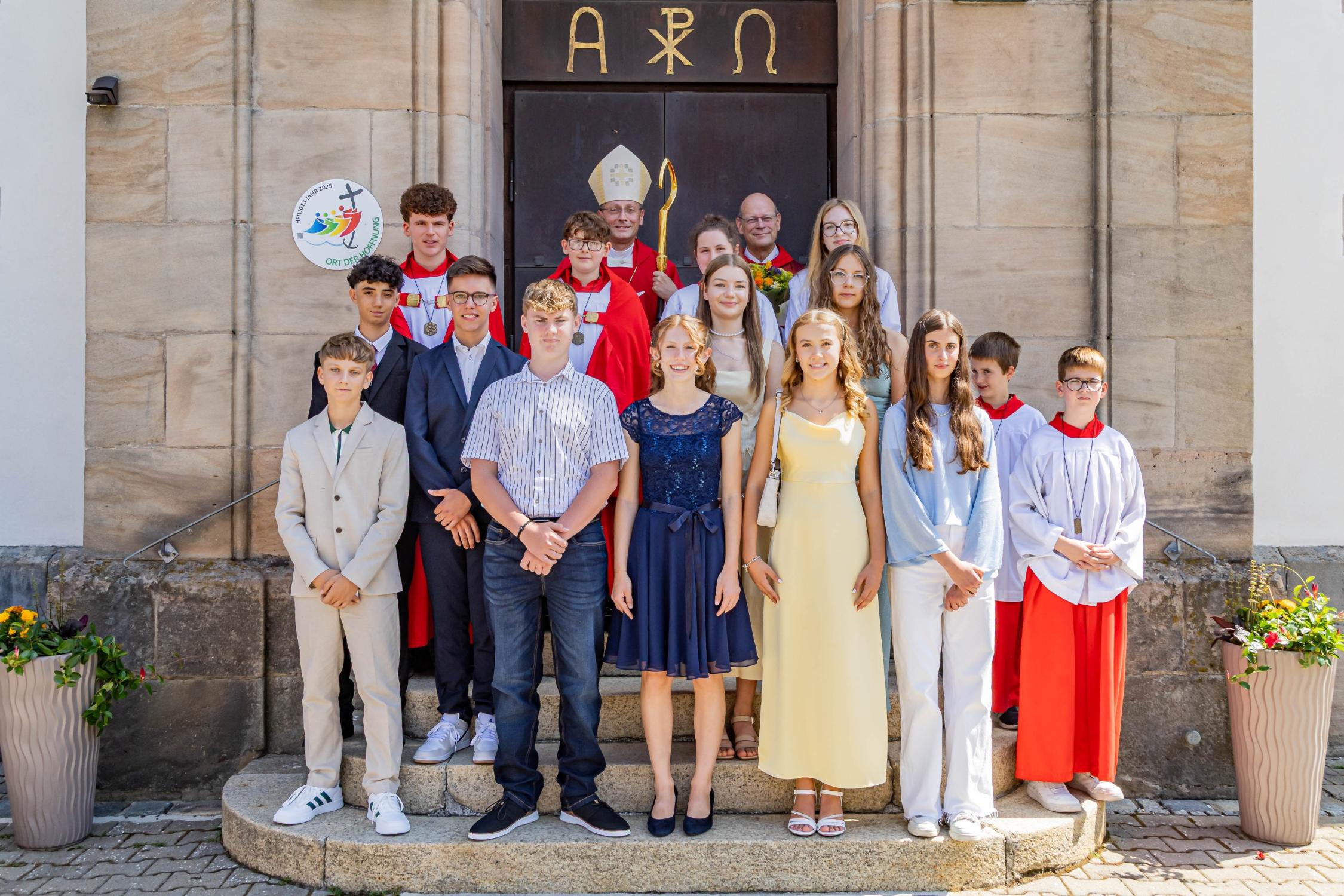 Gruppenfoto mit allen Firmlingen und Erzbischof Gössl