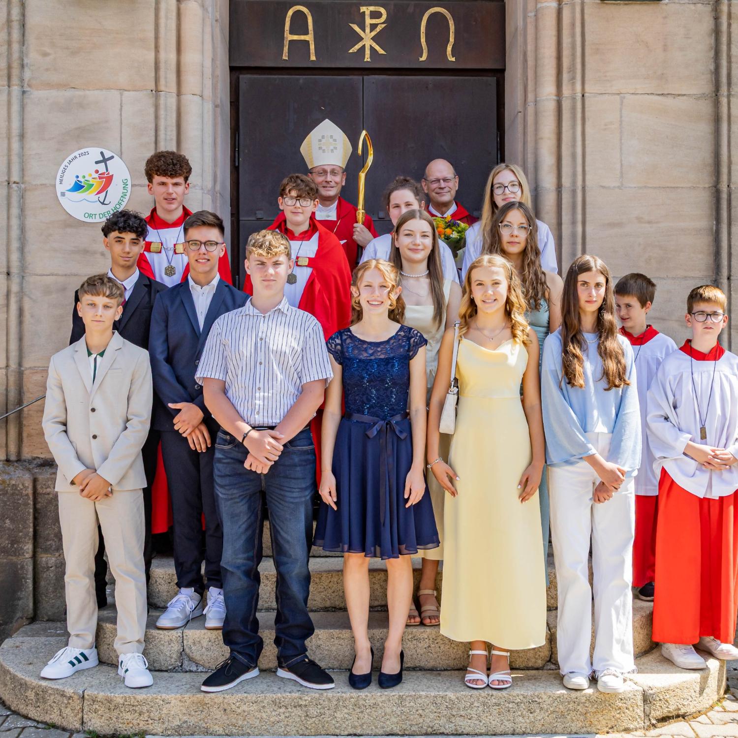 Gruppenfoto mit allen Firmlingen und Erzbischof Gössl
