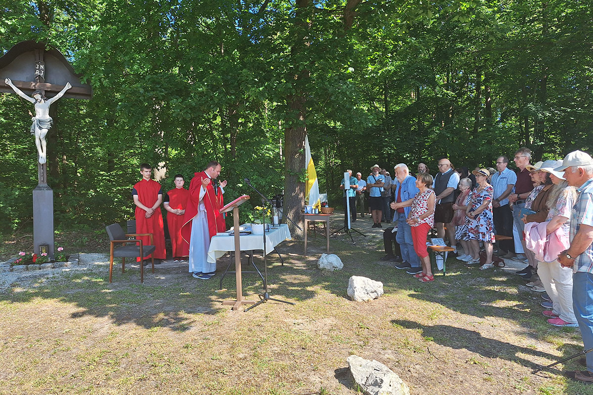 Frohes Pfingstfest mit Prozession zum Auracher Kreuz