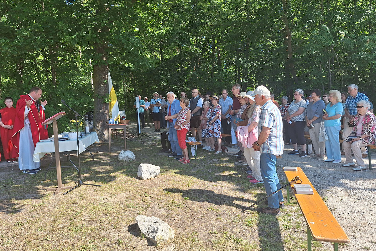 Frohes Pfingstfest mit Prozession zum Auracher Kreuz