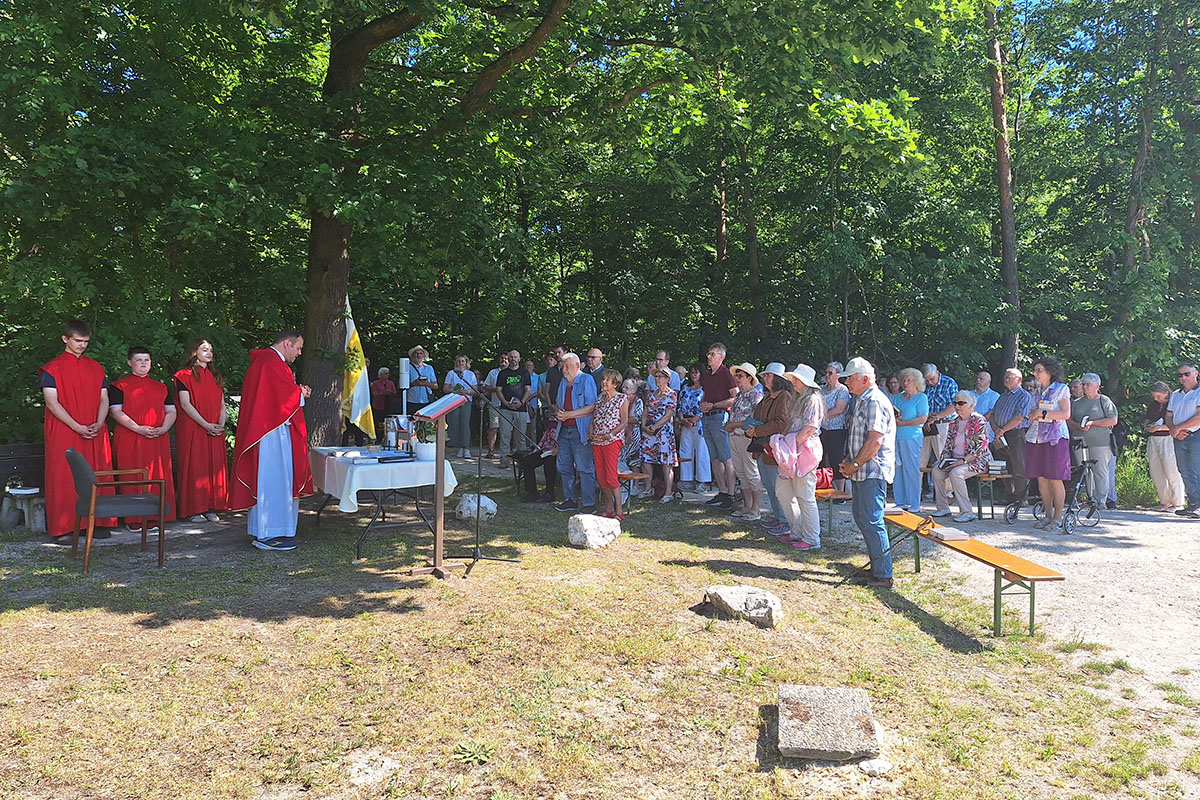 Frohes Pfingstfest mit Prozession zum Auracher Kreuz
