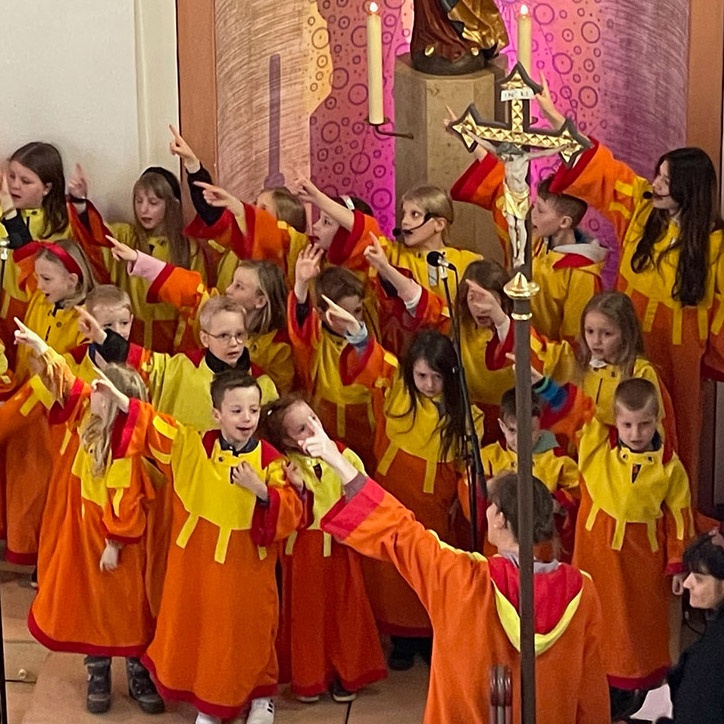 Bild vom Kisi Club beim Singen in einem Gottesdienst