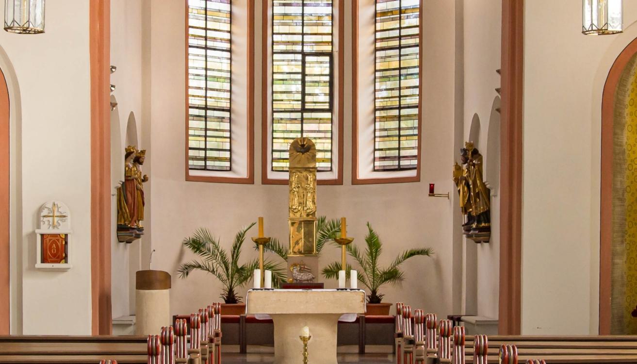 Bild der Kirche Sankt Josef Weisendorf von innen, von hinten nach vorne fotografiert