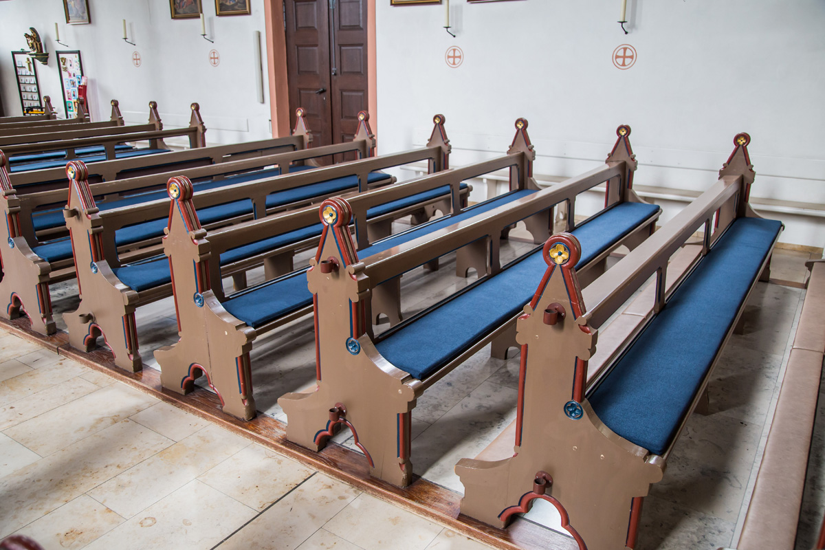 Neuen Sitzpolster für die Kirchenbänke