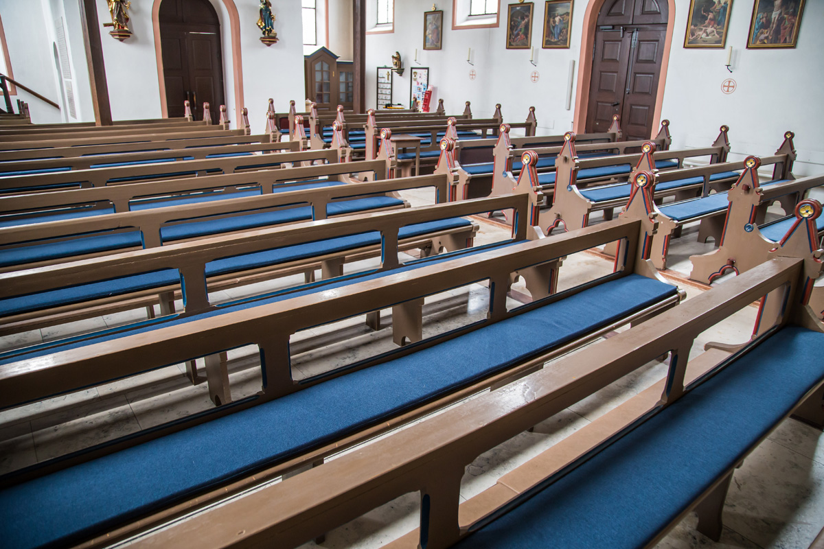 Neuen Sitzpolster für die Kirchenbänke