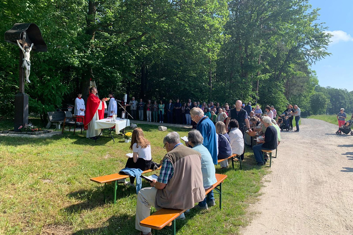Prozession zum Auracher Kreuz