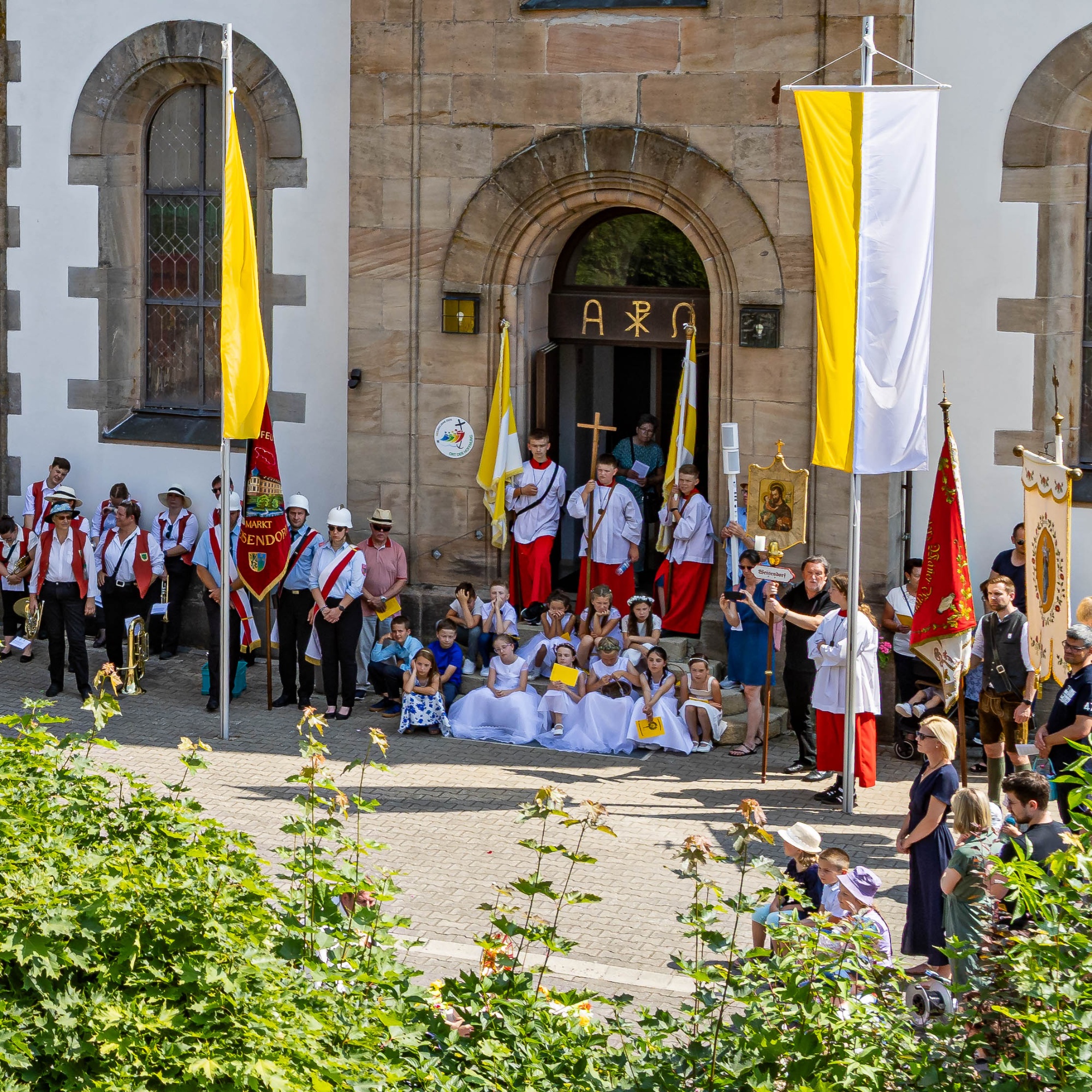 Letzte Station der Fronleichnamsprozession vor der Kirche